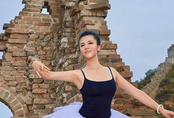 爱丝的圣诞丝袜精选——似乎是个不务正业的狂欢会