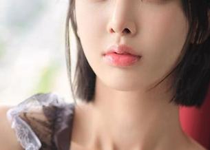 就让我在这里隆重分享一下，Hyoyeon(김효연)美到窒息的礼服吧！