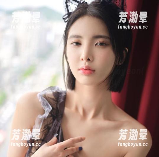 就让我在这里隆重分享一下，Hyoyeon(김효연)美到窒息的礼服吧！