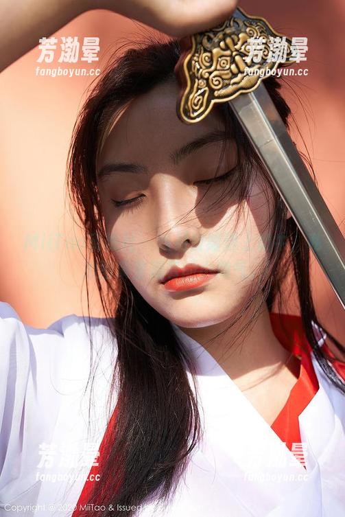 MiiTao蜜桃社-月音瞳 MiiTao蜜桃社 - 当月音瞳遇上奶牛,私拍图集里藏着的小淘气。