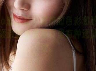 MiiTao蜜桃社 – 鲜艳的色彩和透明的材质，李颖诗的全套写真里有种透视学的错觉。