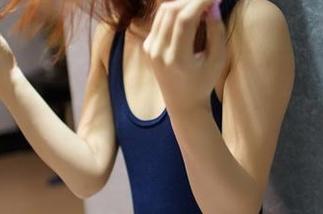 ROSI全套写真——嫩学妹制服，心里默念“别想歪”。