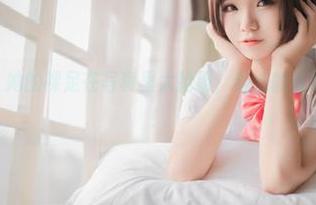 Yoko宅夏，她的裸足在写真里太抢镜，旁边的衣服都被忽略了！