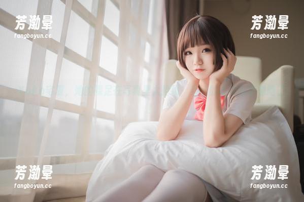 Yoko宅夏 Yoko宅夏,她的裸足在写真里太抢镜,旁边的衣服都被忽略了!