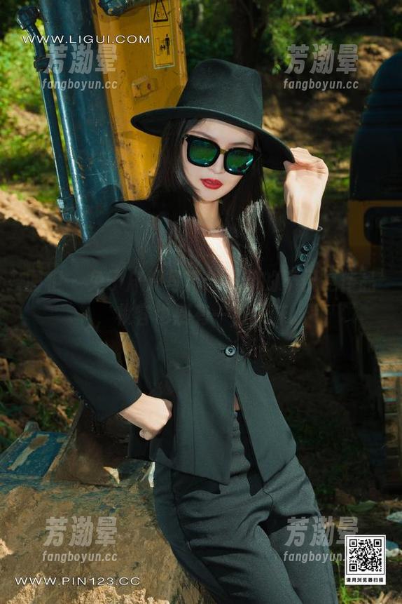 丽柜-兔子 丽柜 - 兔子户外写真,更新的不仅是作品,妆容也别有一番风味。