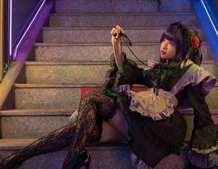 在光与影之间，九九八吖的“少女”作品好似盛夏的清风，超无圣光。