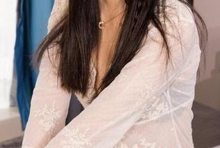 克拉女神 – 吕佳和她的瑜伽：我一边看一边暗想，如果我在旁边也来一套，是不是能被收录？