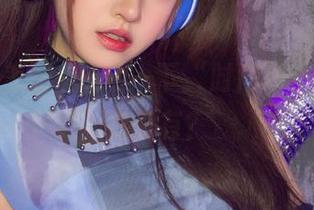 嘎潼的美脚，cos一下“时尚界小妖精”有没有？