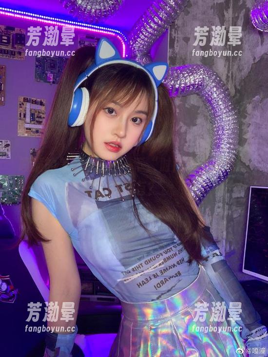 嘎潼 嘎潼的美脚,cos一下“时尚界小妖精”有没有?