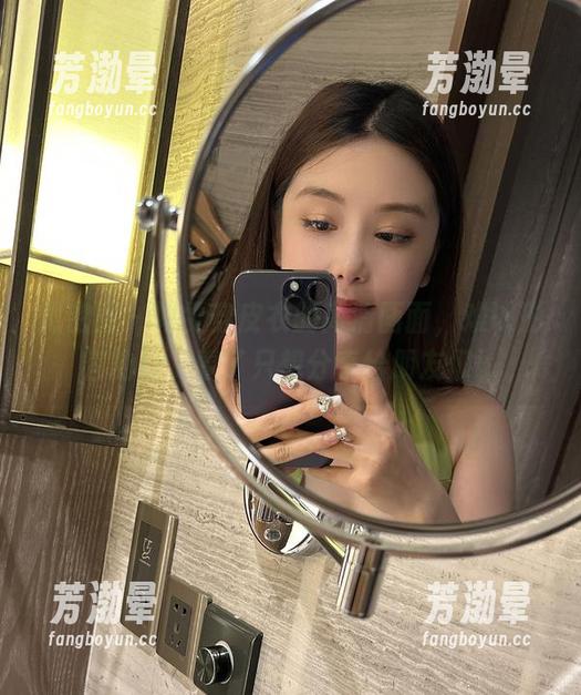 奶雯 微密圈 - 奶雯穿皮衣的高清画面,难以形容的好,看了只想分享给朋友们!