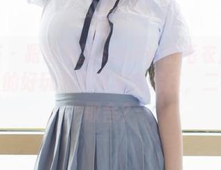 尤蜜荟 – 跟随娜露selena的毛衣风暴：原图里的好玩与写真里的端庄，二者如何取舍？