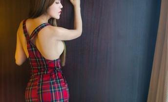 推女郎 – 观察连欣的皮衣风格，仿佛无圣光渗透到每一根纤维。这作品配得上个大写的“WOW”。
