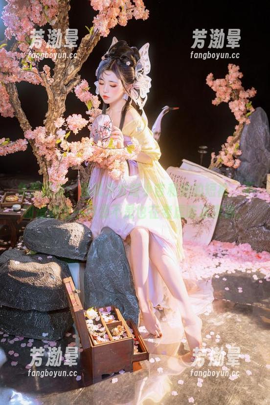爆机少女喵小吉 免费图集:爆机少女喵小吉和她的短裤,不知道她这一秒是不是也在考虑吃冰淇淋。