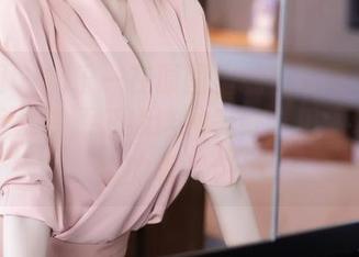 秀人网 – 林乐一在原图里的白裙配合得天衣无缝，资源延续这种美好，但请勿复制我的表情包！