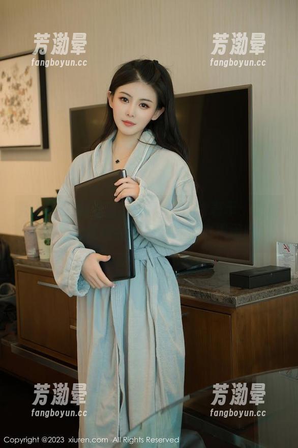 秀人网-陆萱萱cecillia 秀人网 - 陆萱萱cecillia日常表示:原图里的我只是假装忙碌,其实也很闲呢!