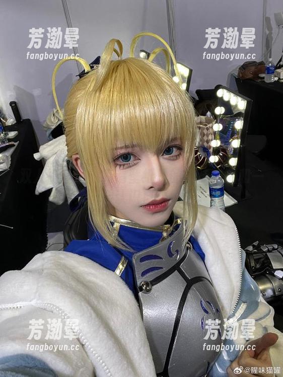 双人搞怪日：高清壁纸里的腥味猫罐和一只不会认识自己的猫。