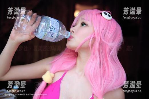 菠萝社-夏美酱 菠萝社 - 夏美酱的写真,海浪的喧闹掩盖不了我的小囧态!