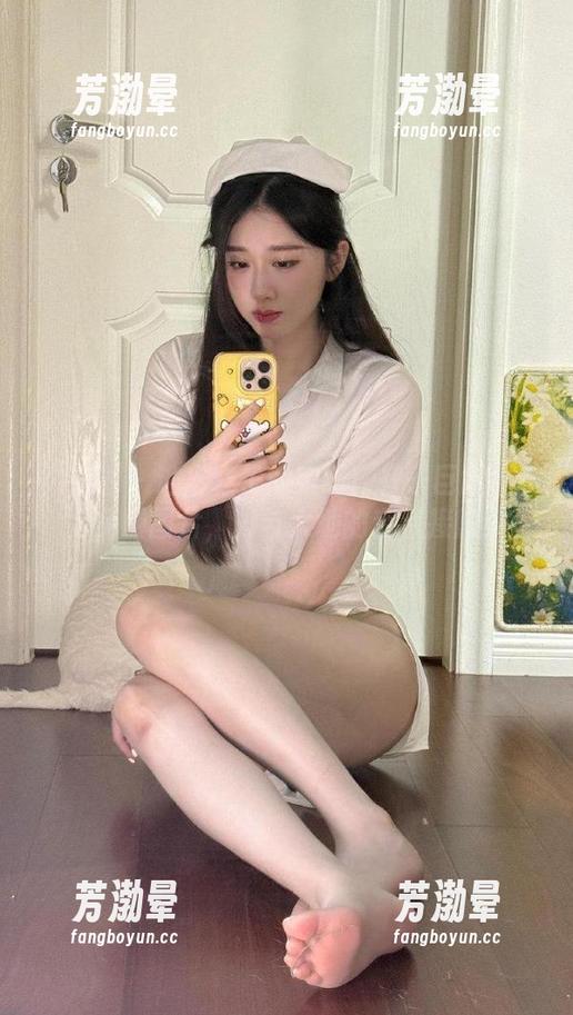 轩子巨2兔 微密圈 - 逃出鞋子的束缚!轩子巨2兔裸足免费图片,脚与大地的亲密接触!