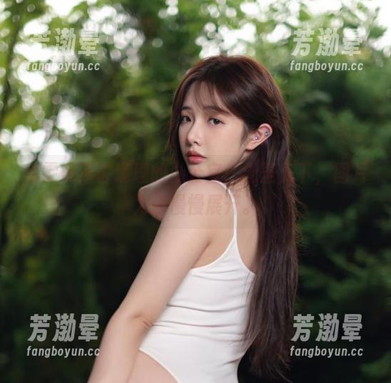 雯妹不讲道理 看雯妹不讲道理的办公室:无圣光下,图片为你慢慢展开。