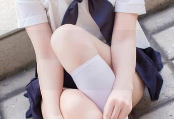 雯妹不讲道理的照片仿佛在说：“丢掉烦恼吧，就像融入那片碧蓝航线黛朵。”