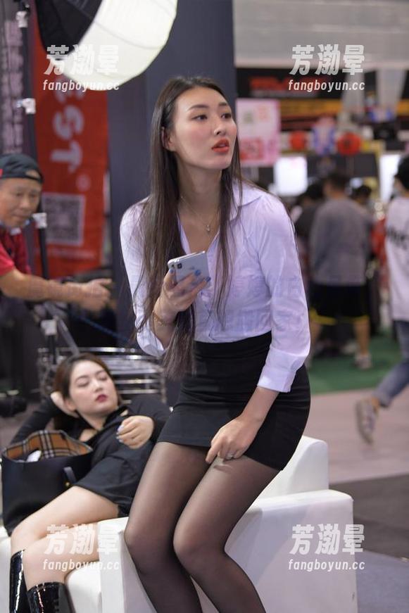 魔镜街拍-婷婷 魔镜街拍 - 最新照片:婷婷的白色吊带,黑丝腿美到直想搬回家!