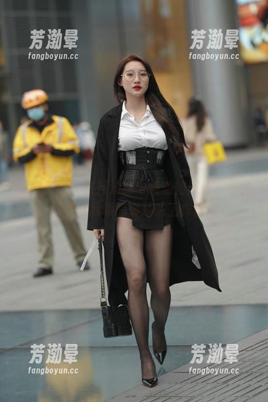 魔镜街拍-婷婷 魔镜街拍 - 在压迫感中绽放的黑丝,私房写真带我领略婷婷的工作日常