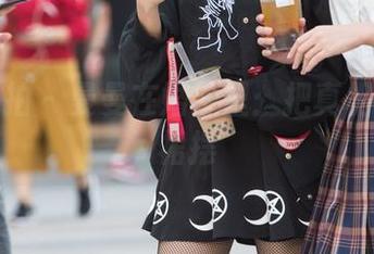 魔镜街拍 – 曼曼在婚纱里：把真相藏进了裙摆