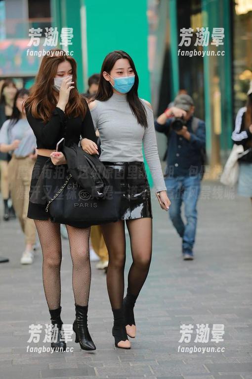 魔镜街拍 魔镜街拍:这组原图里的表姐,包臀裙劲爆开叉丝袜,真是一道不经意的风景线呢。